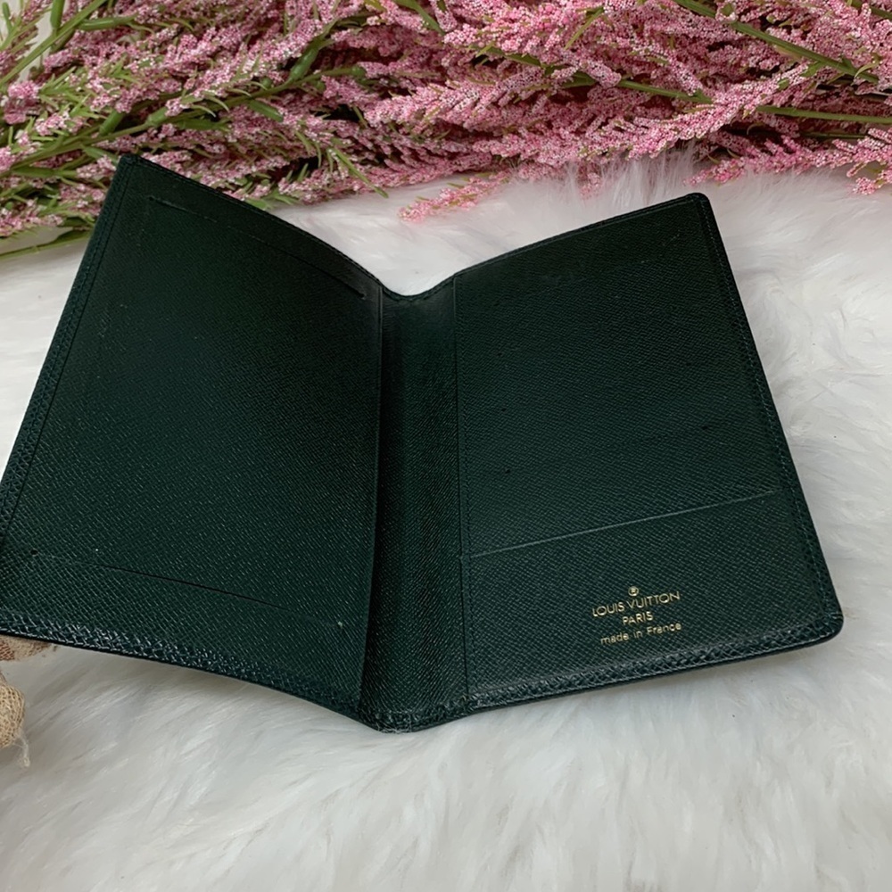 Louis Vuitton Green Taiga Leather Checkbook Wallet Datecode:V10967 - Picture 4 of 13
